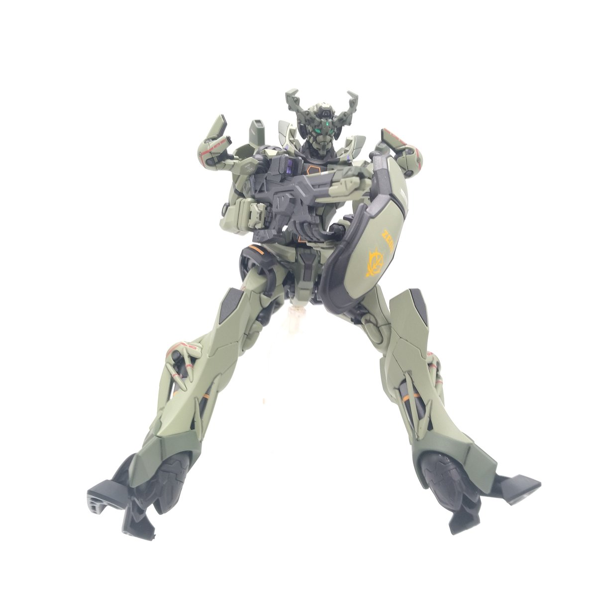 gquuuuuux-zeon-8-posing-5